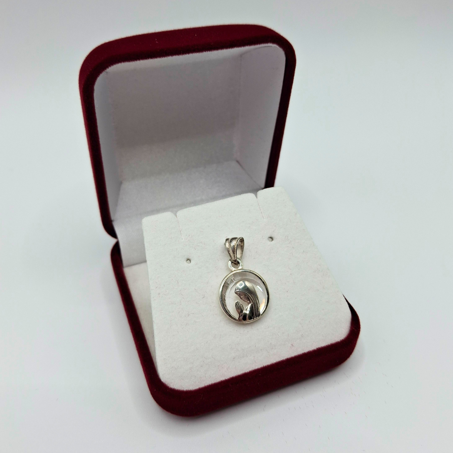 Medalla de virgen niña, cristal y plata circular