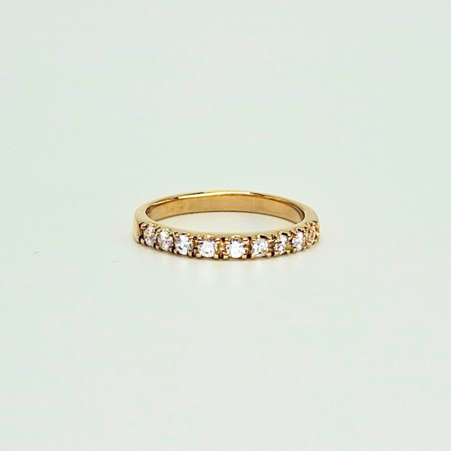 Anillo medio cintillo con circones, oro 18k