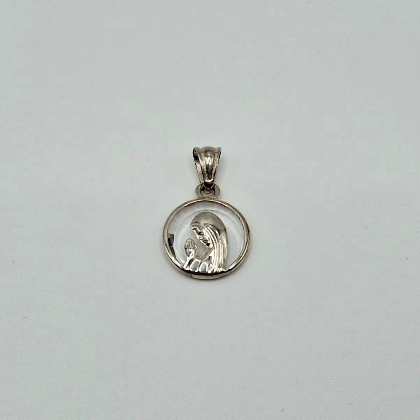 Medalla de virgen niña, cristal y plata circular