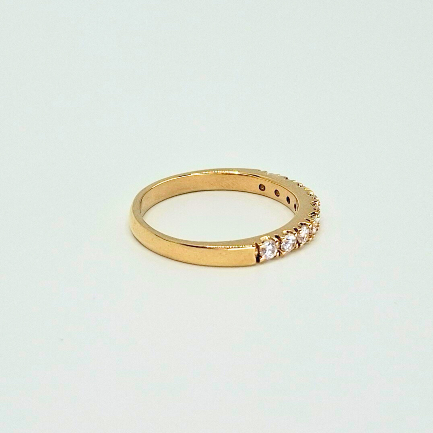 Anillo medio cintillo con circones, oro 18k