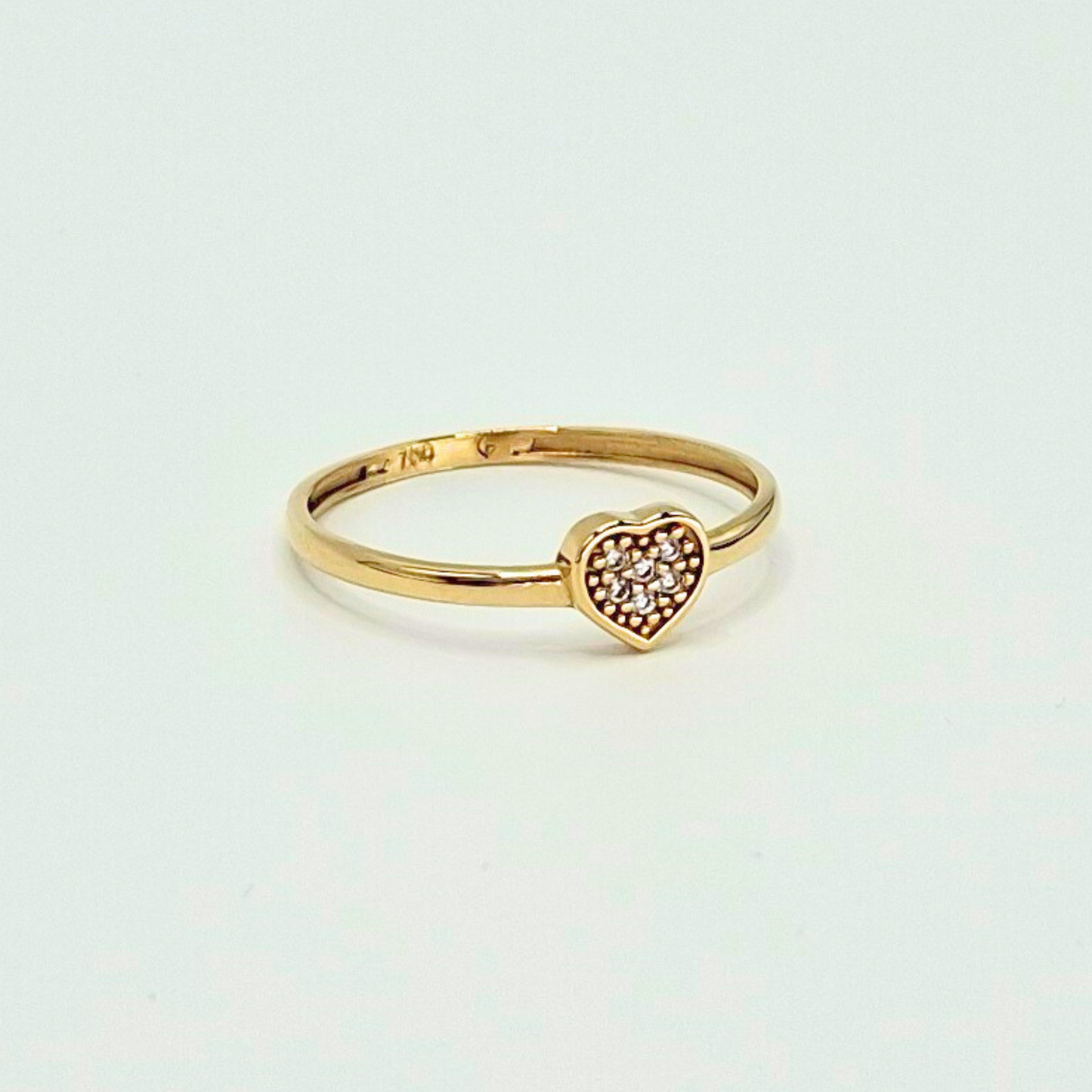 Anillo corazón P y circones, oro 18k