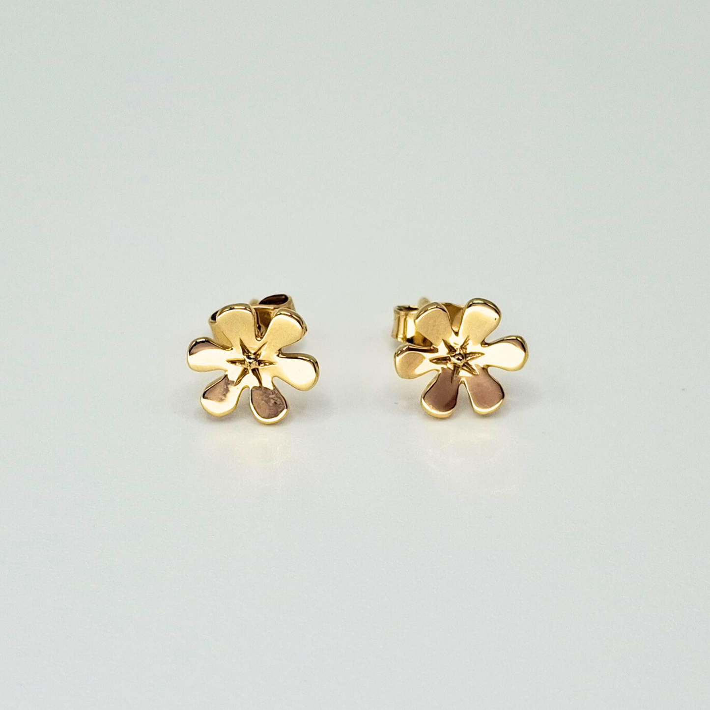 Aros flor, oro italiano 18k con cierre mariposa