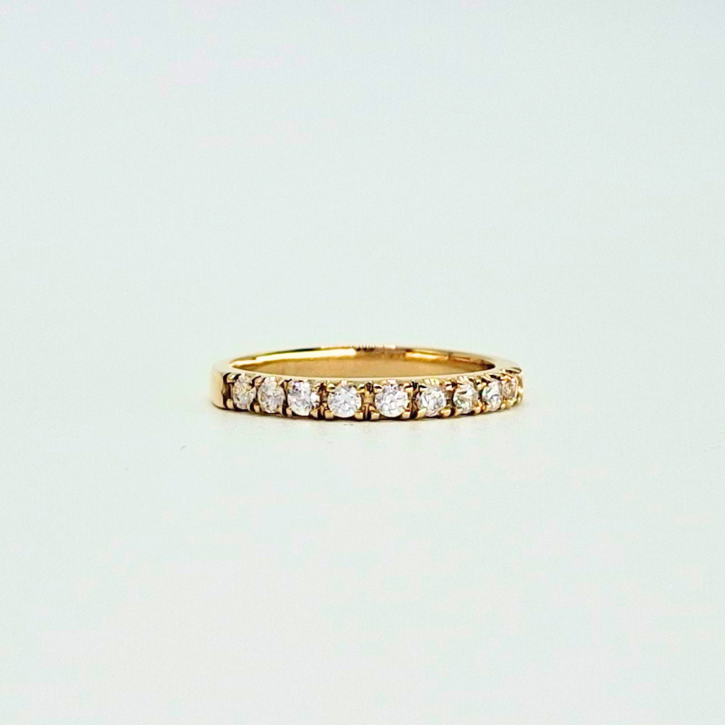 Anillo medio cintillo con circones, oro 18k