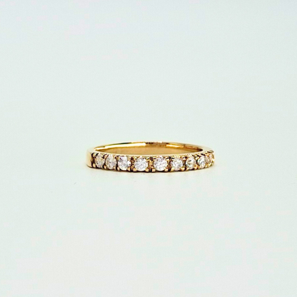 Anillo medio cintillo con circones, oro 18k