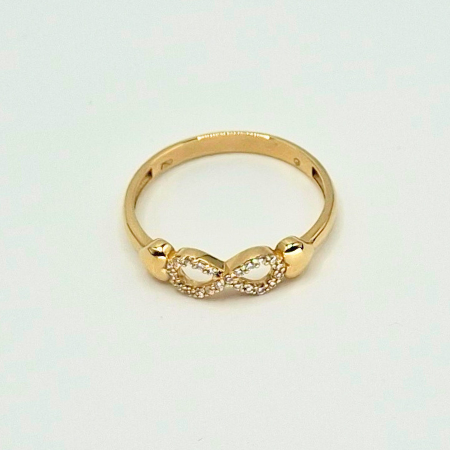 Anillo infinito con circones y corazones, oro 18k
