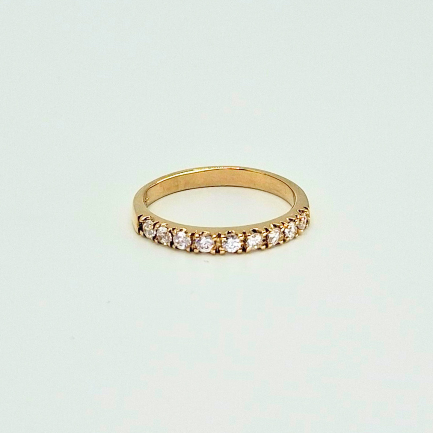 Anillo medio cintillo con circones, oro 18k